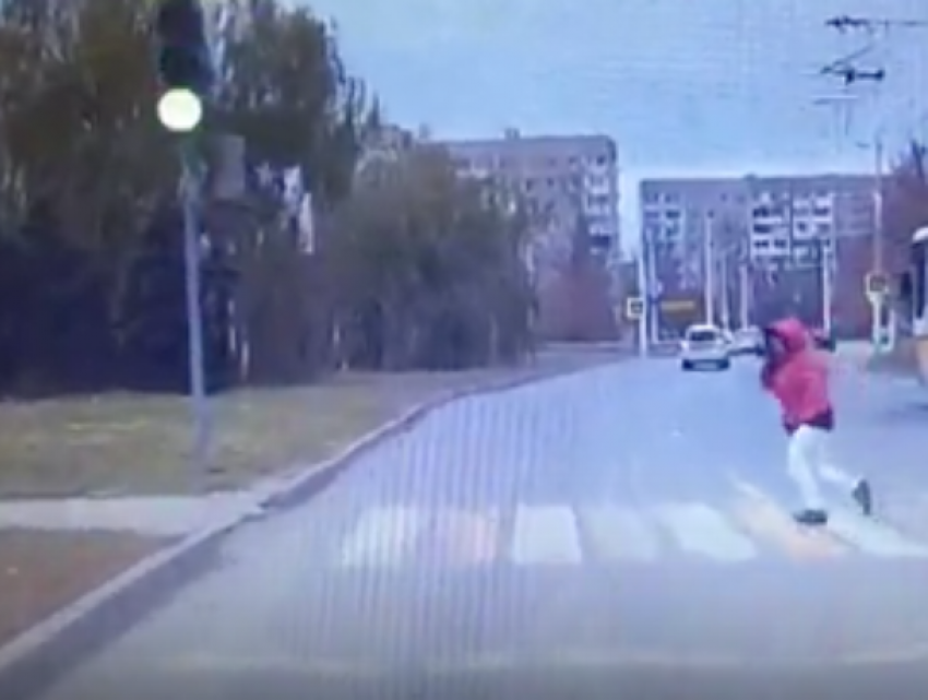 «И в офигительных штанах»: Невнимательная дама, переходившая дорогу на «красный», попала на видео 