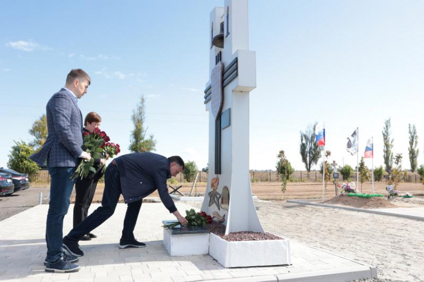 Губернатор Ростовской области почтил память героев СВО в Цимлянском районе