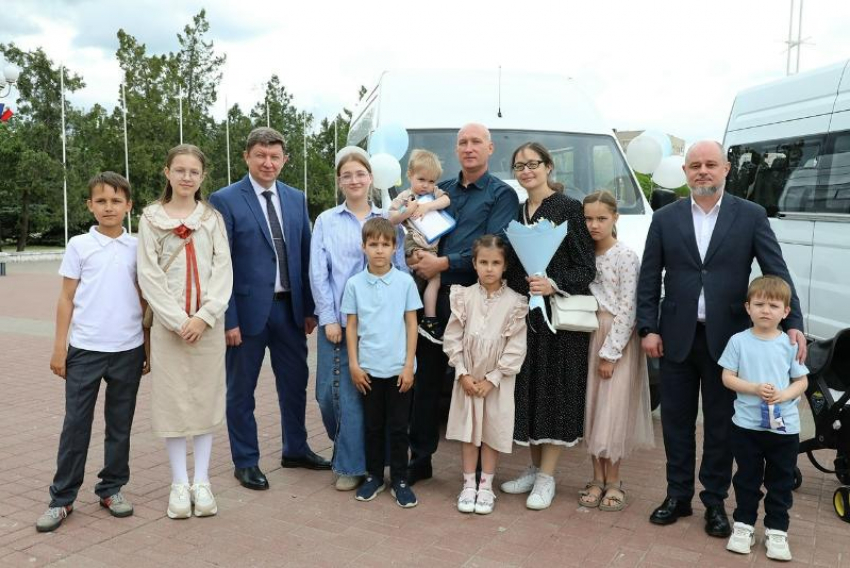 Девять семей получили микроавтобусы в Волгодонске в День многодетных семей