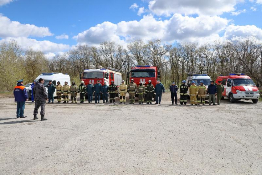 Волгодонск потушил условный лесной пожар: огонь «угрожал» дачам и лагерю «Жемчужина Дона»