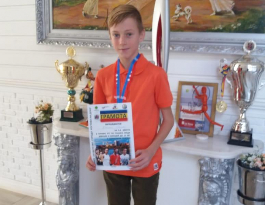 Теннисист из Волгодонска Степан Белых стал третьим на региональном турнире 
