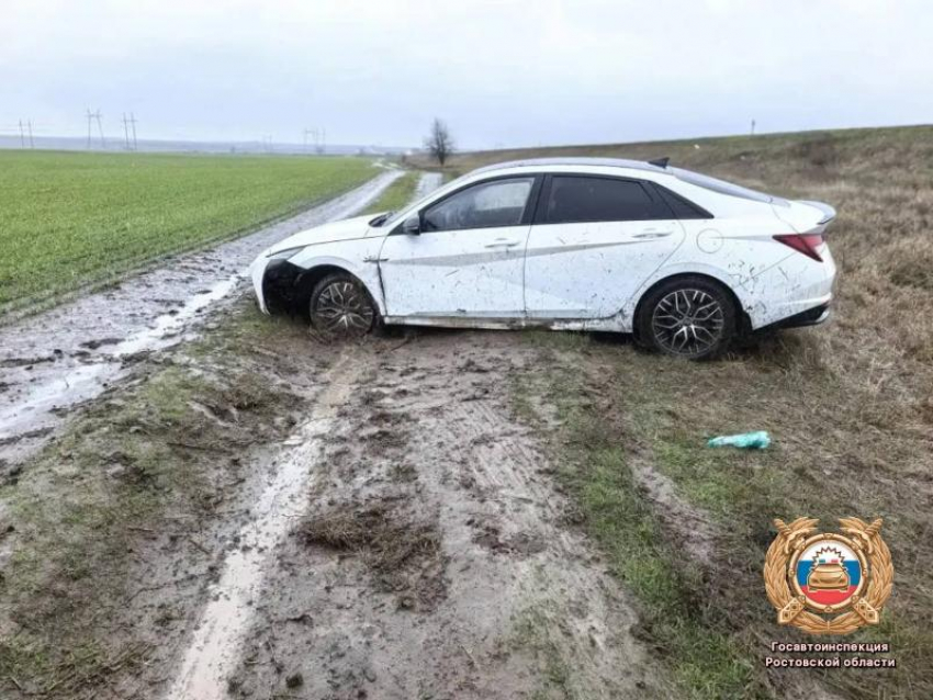 На трассе Волгодонск – Зимовники автомобиль слетел с дороги
