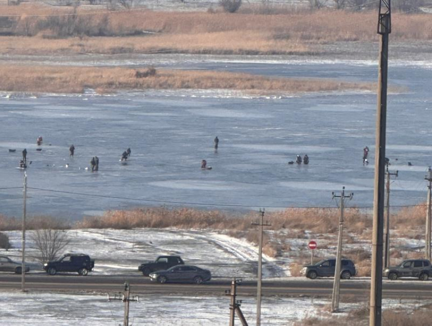Рискуя собственной жизнью, десятки рыбаков продолжают выходить на тонкий лед в Волгодонске 