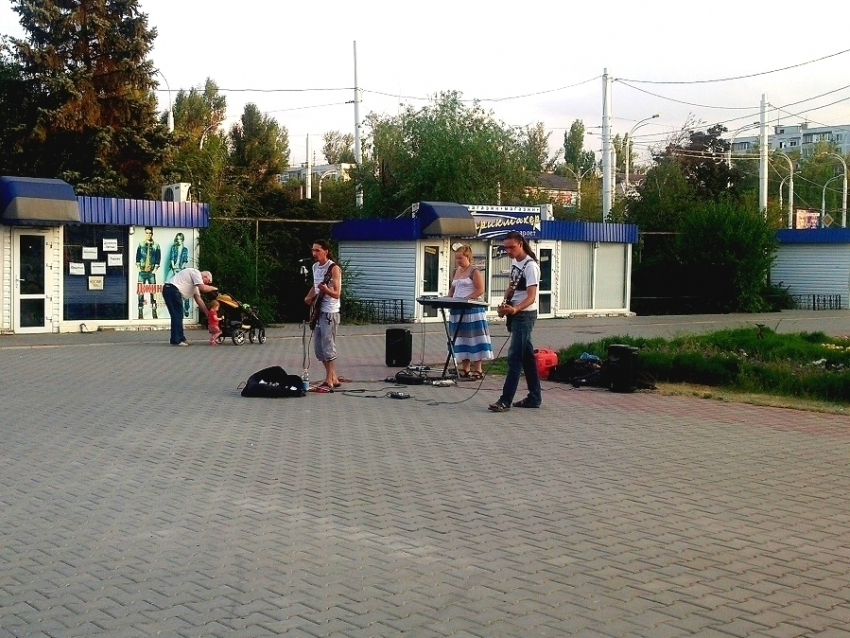 Уличные музыканты в Волгодонске облюбовали площадь у Торгового центра