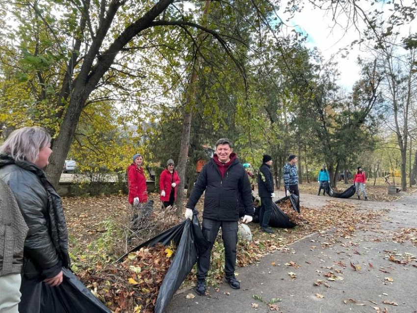 Субботник в сквере «Юность»: власти Волгодонска объединились для наведения чистоты и порядка