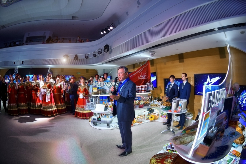 Виктор Мельников с казачьим ансамблем представил Волгодонск на презентации атомных городов