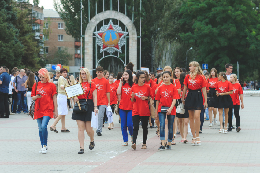НАЙДИ СЕБЯ НА ФОТО: сотни новоиспеченных студентов прошли маршем по центру Волгодонска