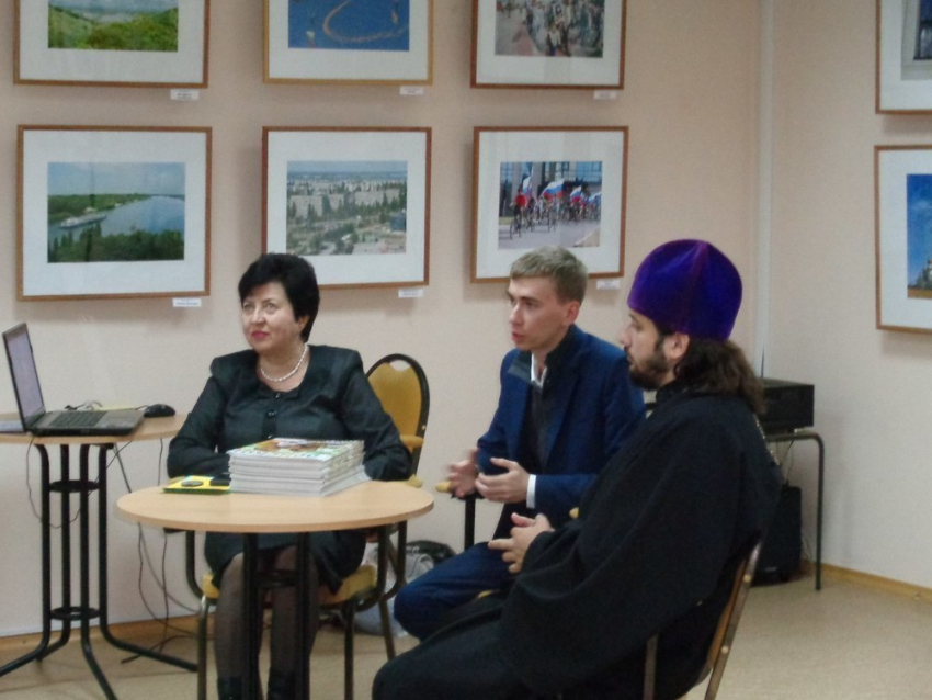 В Волгодонске священник и сотрудники ЗАГСа провели лекцию для школьников о семейных ценностях