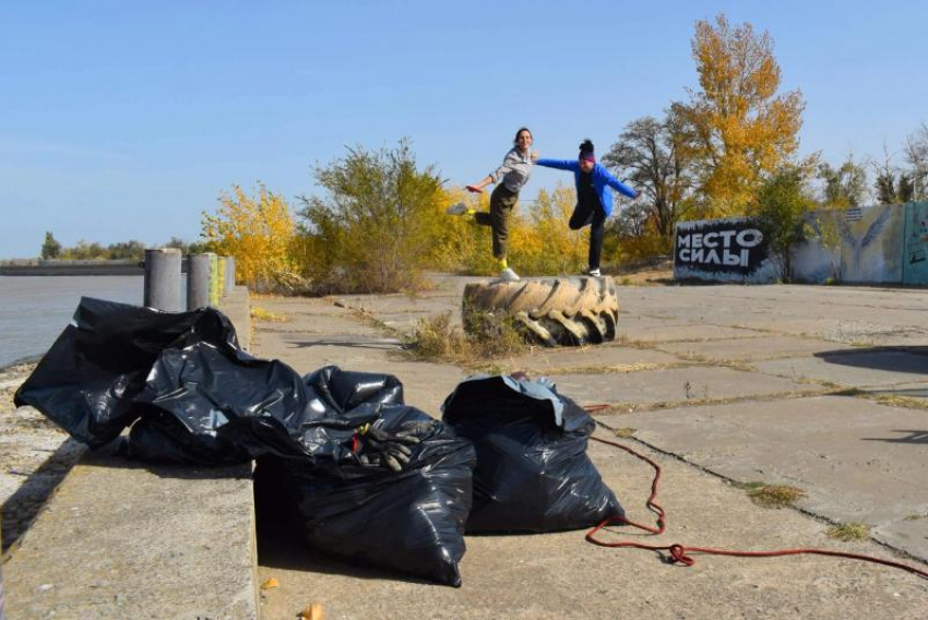 От стаканчиков до покрышек: активисты Волгодонска очистили от мусора берег набережной В-9