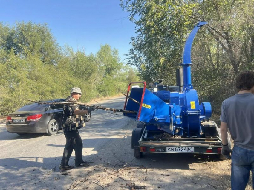 Измельчали ветки и вывозили: коммунальщики преобразили Цимлянское шоссе