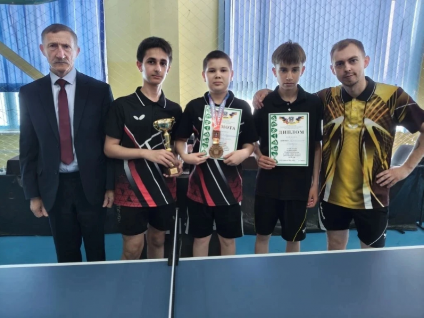 Цимлянские теннисисты впервые взяли бронзу на Первенстве области среди юношей до 16 лет