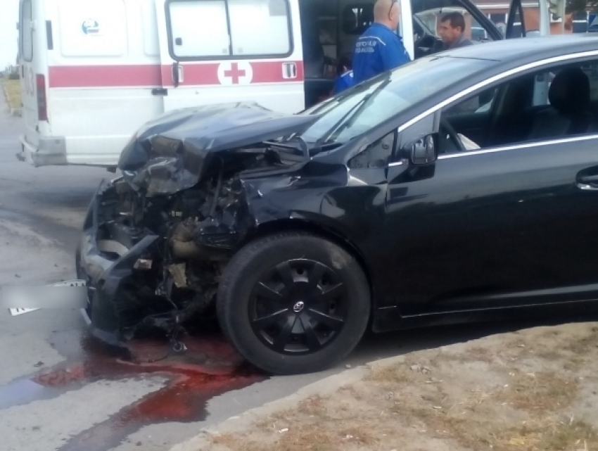 Черная и белая «Тойоты» столкнулись на высокой скорости на улице Гагарина в Волгодонске