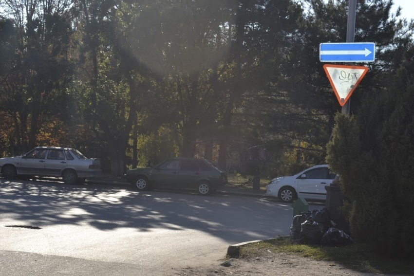 Автомобилисты и знаки дорожного движения противоречат друг другу на развязке в районе Администрации Волгодонска