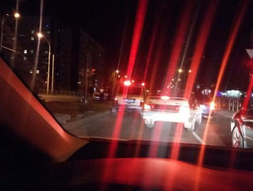 «Шевроле Ланос» вынесло на газон после жесткого столкновения с «Приорой» в Волгодонске 
