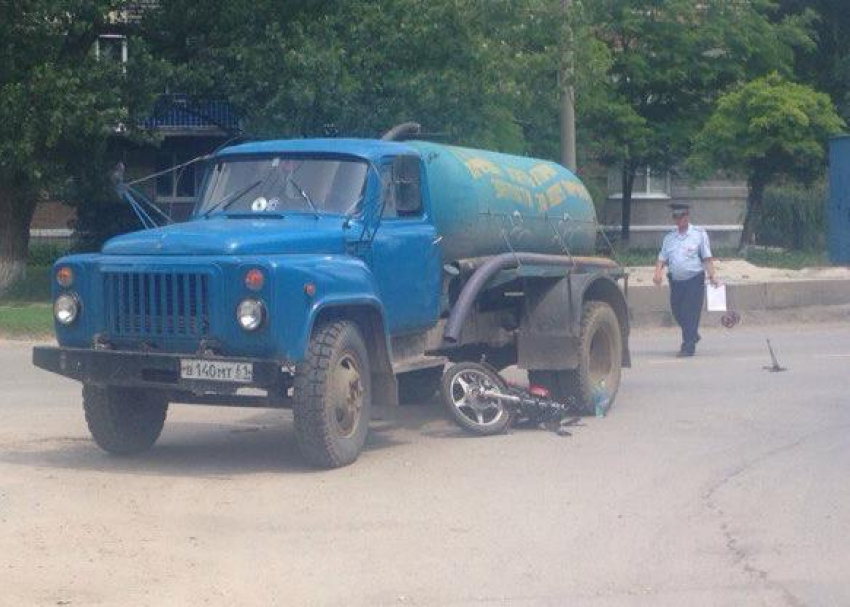 В Волгодонске мопедист влетел под водовозку на Горького