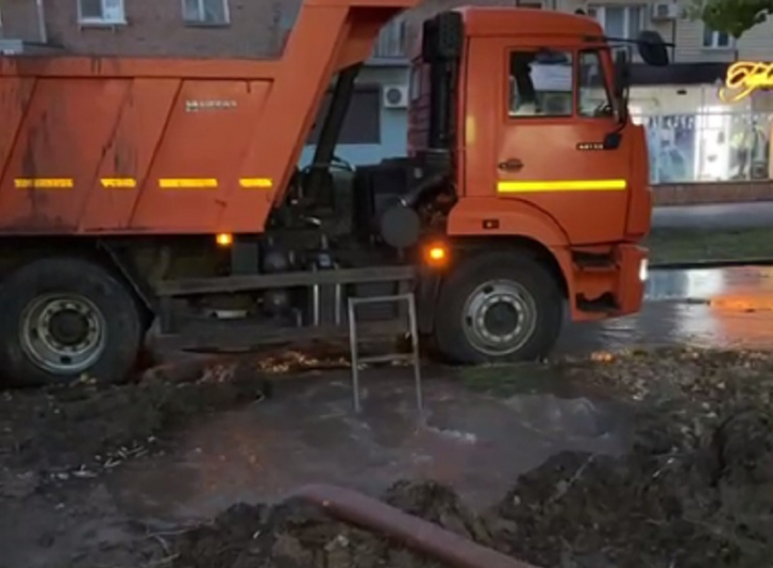 Настоящий фонтан: порыв на водопроводе затопил улицы Думенко и Ленина в Волгодонске 