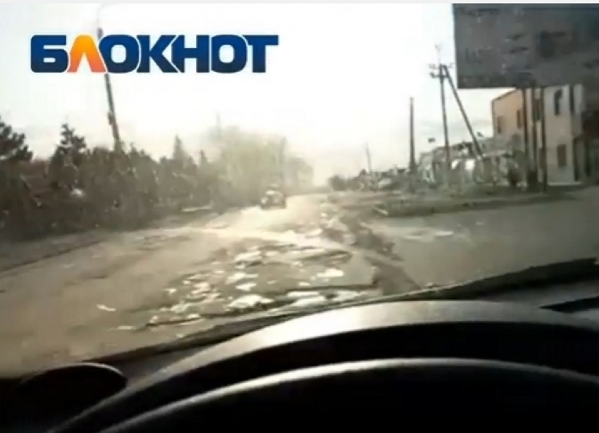 Водитель снял на видео ужасные ямы на дорогах Цимлянска