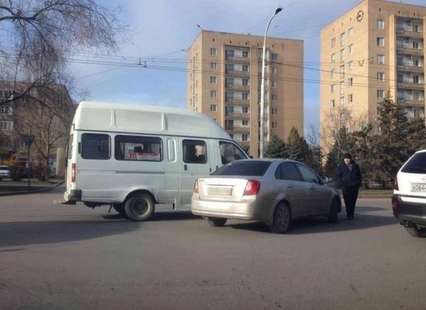 В Волгодонске на Энтузиастов иномарка столкнулась с маршруткой