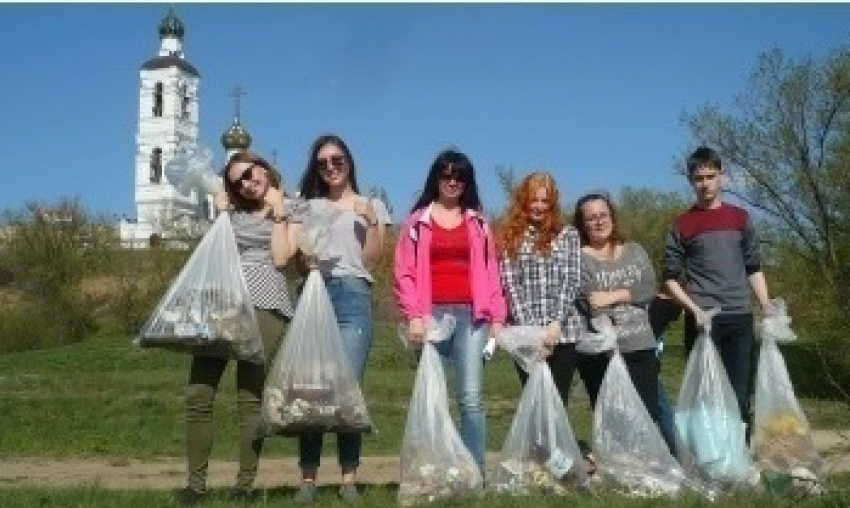 Школьники Волгодонска вручную собрали тонну мусора на берегу залива