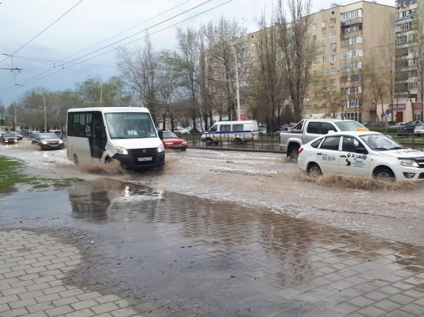 В Волгодонске после ливня затопило проспект Строителей