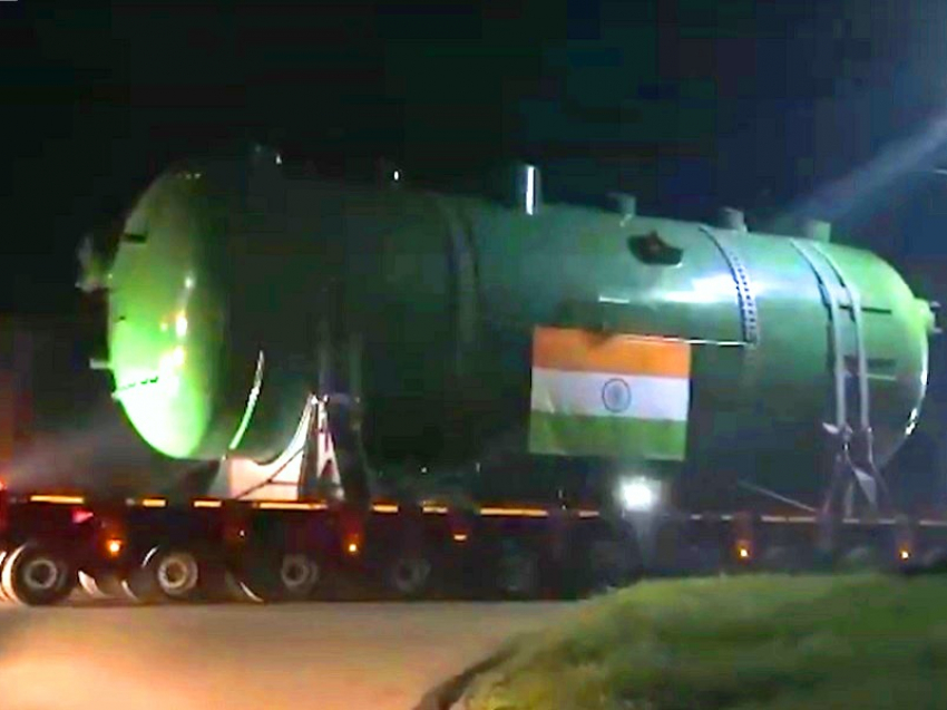 Поздно вечером через Волгодонск проехала колонна с атомными парогенераторами под флагами Индии