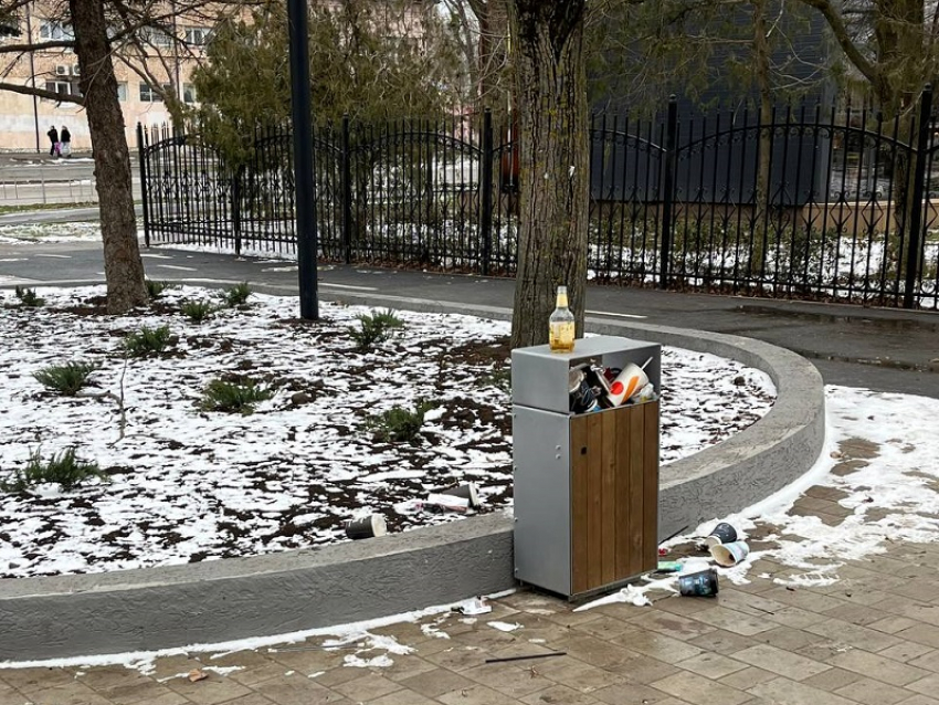 Когда начнут убирать мусор с обновленного бульвара у сквера «Дружба»