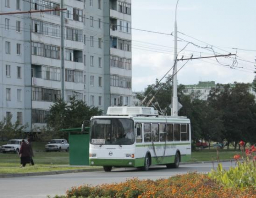 Водителей автобусов и троллейбусов, не объявляющих остановки, наказали рублем