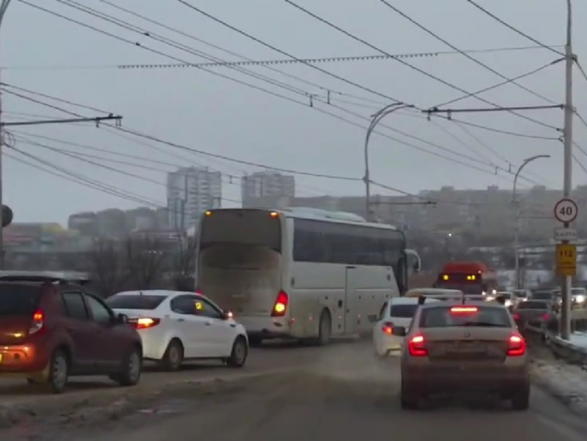 Утренний коллапс на путепроводе: ДТП с автобусом спровоцировало масштабную пробку в Волгодонске