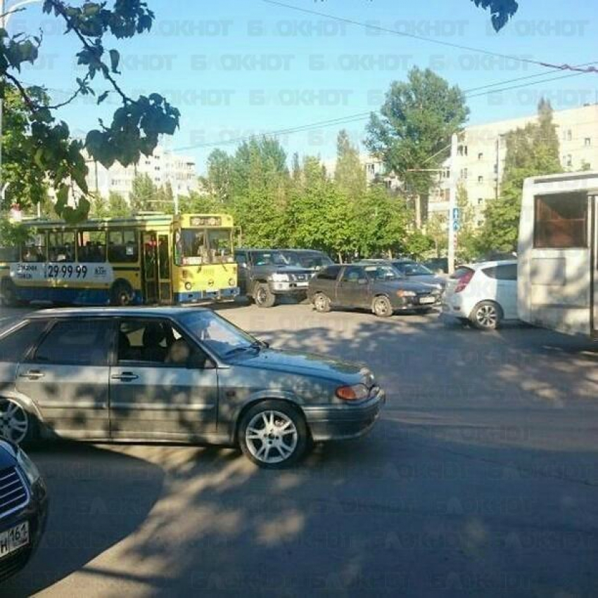 Незначительное ДТП с участием автобуса и такси парализовало движение в центре Волгодонска