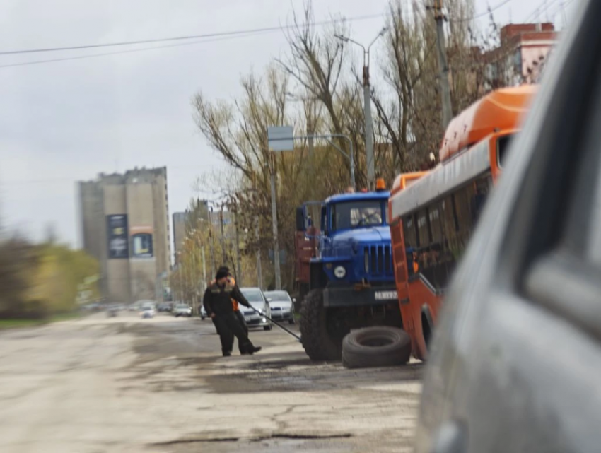 «Оторвало колесо или просела подвеска»: на улице Маршала Кошевого сломался автобус