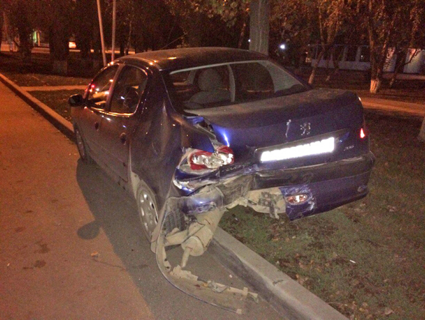 Пьяный водитель на «Шевроле» разбил припаркованный «Пежо» − очевидец