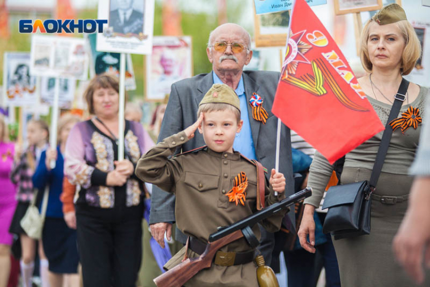 «Патриотизм и гордость переполняют»: тысячи волгодонцев прошли в «Бессмертном полку» 