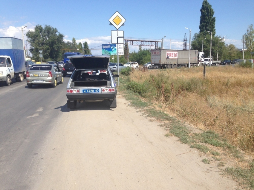 В Волгодонске незначительное ДТП спровоцировало огромную пробку в районе ВКДП