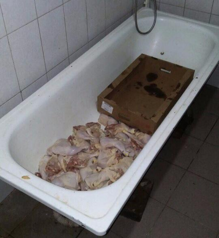 Мясо для шаурмы хранили в грязной гаражной ванне на окраине Волгодонска