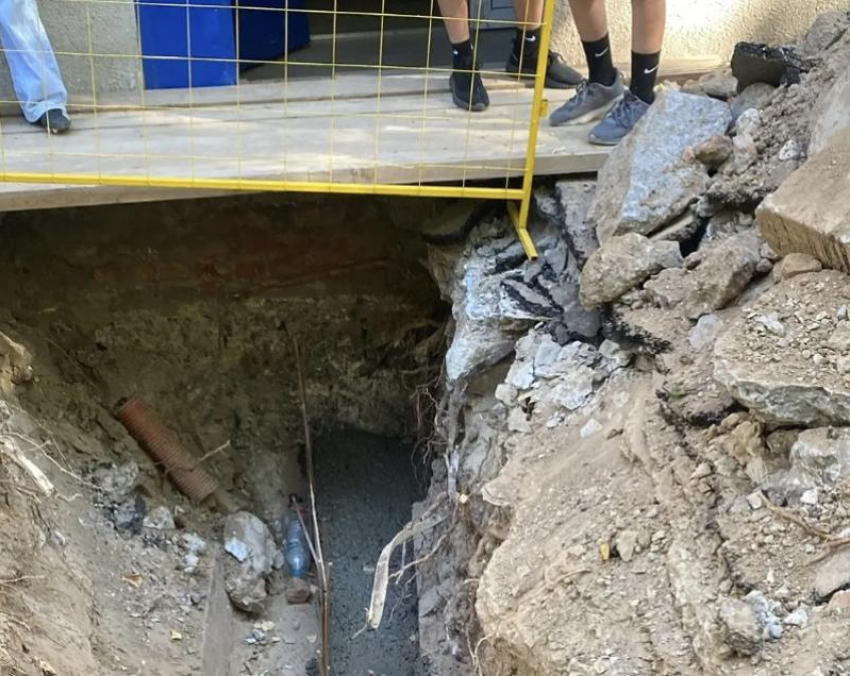 «Уже залили бетон»: жильцов Горького, 91 заверили, что яму у подъезда скоро закопают