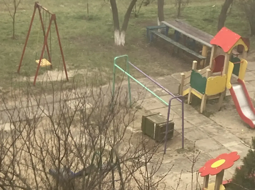 «Военный ящик» на детской площадке рядом с гимназией «Юнона» вызвал страх у родителей