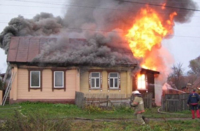 В Дубовском районе сгорел частный дом