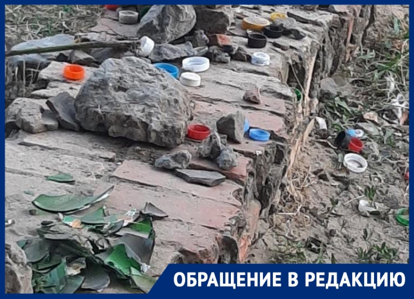 «Битые бутылки и прочий мусор»: волгодонцы жалуются на безобразие во дворе МКД