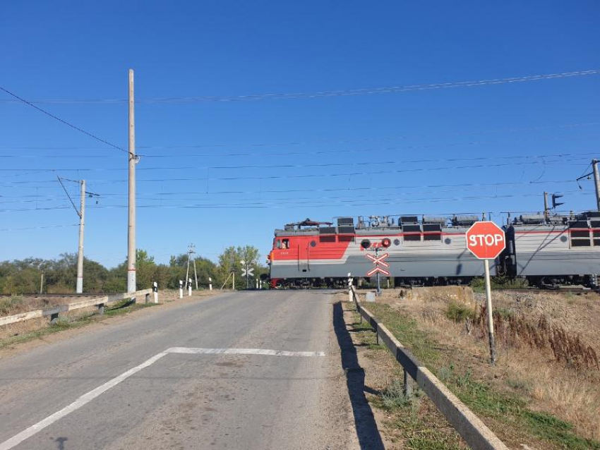 В Дубовском легковой автомобиль попал под грузовой поезд