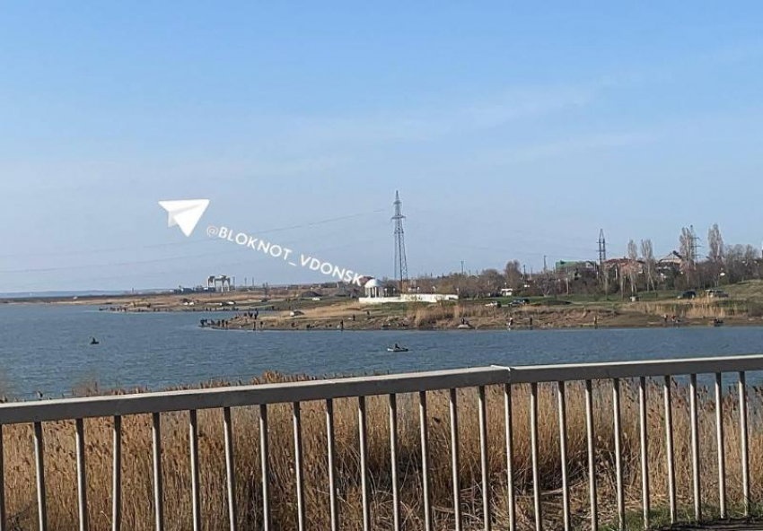 С наступлением тепла волгодонские рыбаки полностью заполонили берег залива