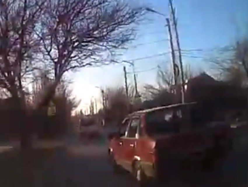 В Волгодонске наглец за рулём красной «99-й» устроил ДТП и скрылся