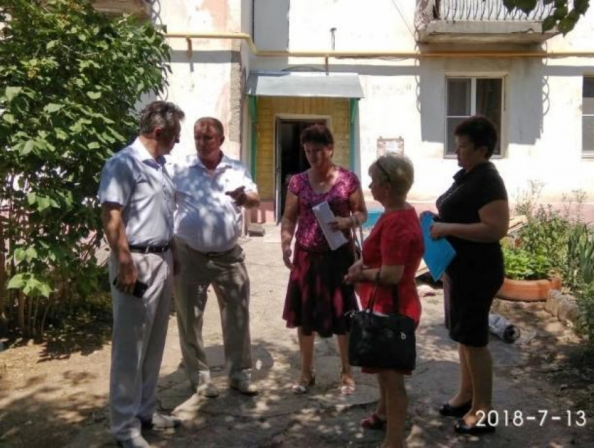 Виктор Мельников посетил дом с провалившейся из-за капитального ремонта крышей 