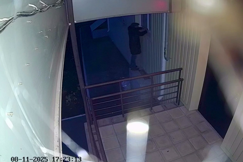 Невозмутимый вор похитил москитную сетку с окна дома на улице Кошевого и скрылся в вечернем сумраке