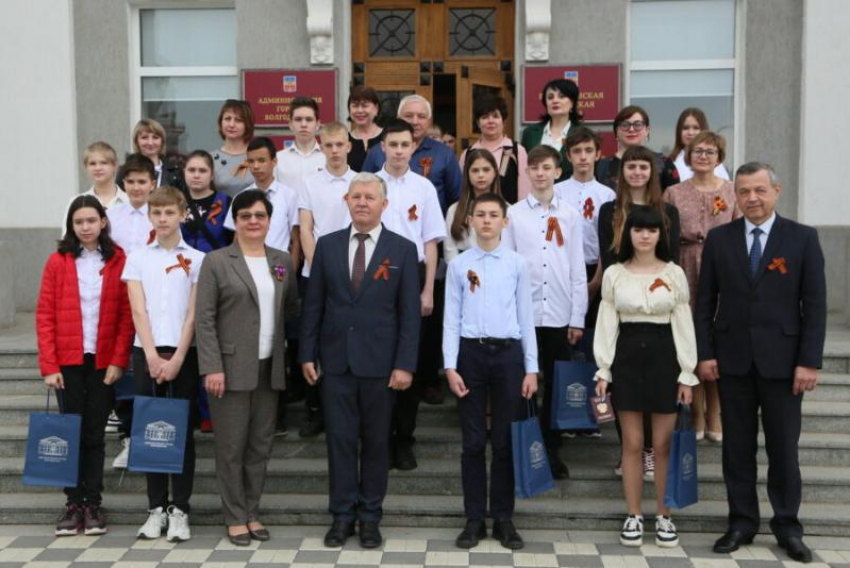 15 школьников Волгодонска получили первые паспорта из рук главы администрации