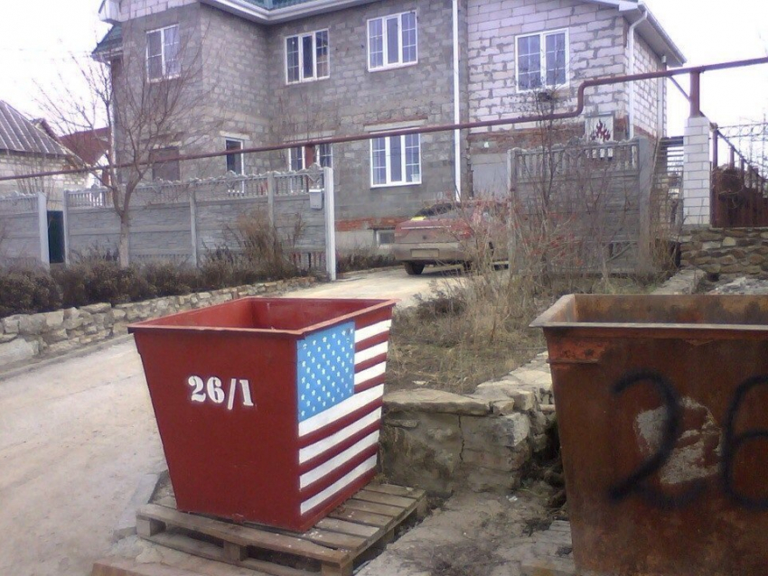 Американский флаг украшает мусорный бак на Октябрьском шоссе - читатель