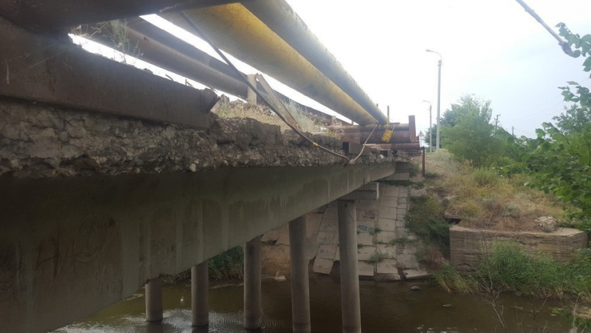 Мост через «Кумшачку», по которому возят детей в школу,  может скоро рухнуть, - жители Цимлянского района