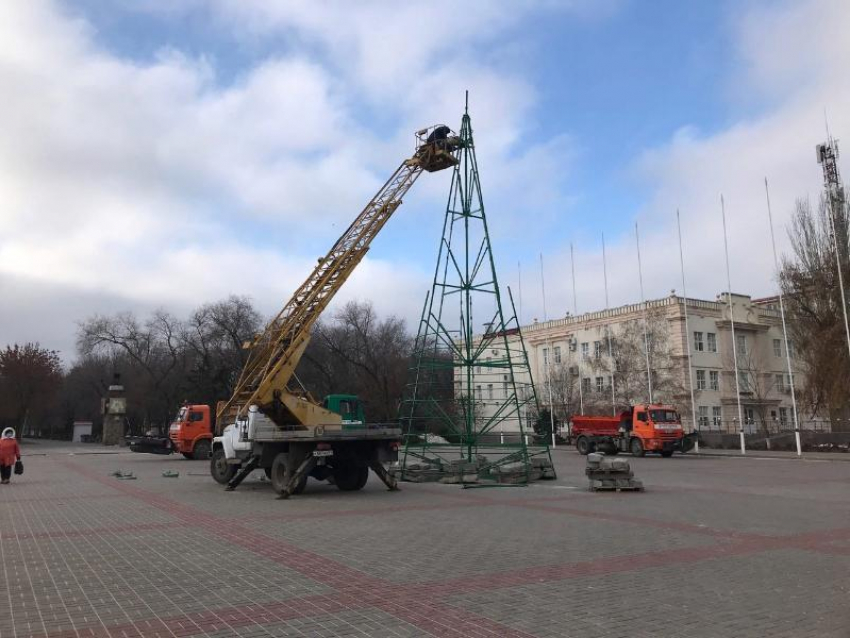 В Волгодонске приступили к украшению города к Новому году