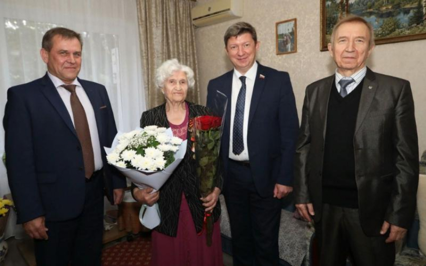 Первые лица города поздравили с 96-летием ветерана ВОВ Валентину Гайдукову 