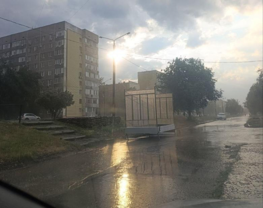 Стала известна настоящая причина падения остановки на улице Максима Горького 
