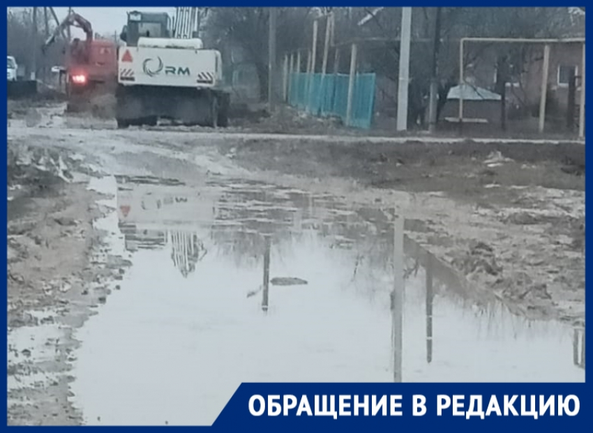 Непролазная грязь и лужи по колено: жители станицы Романовская жалуются на непроходимую дорогу